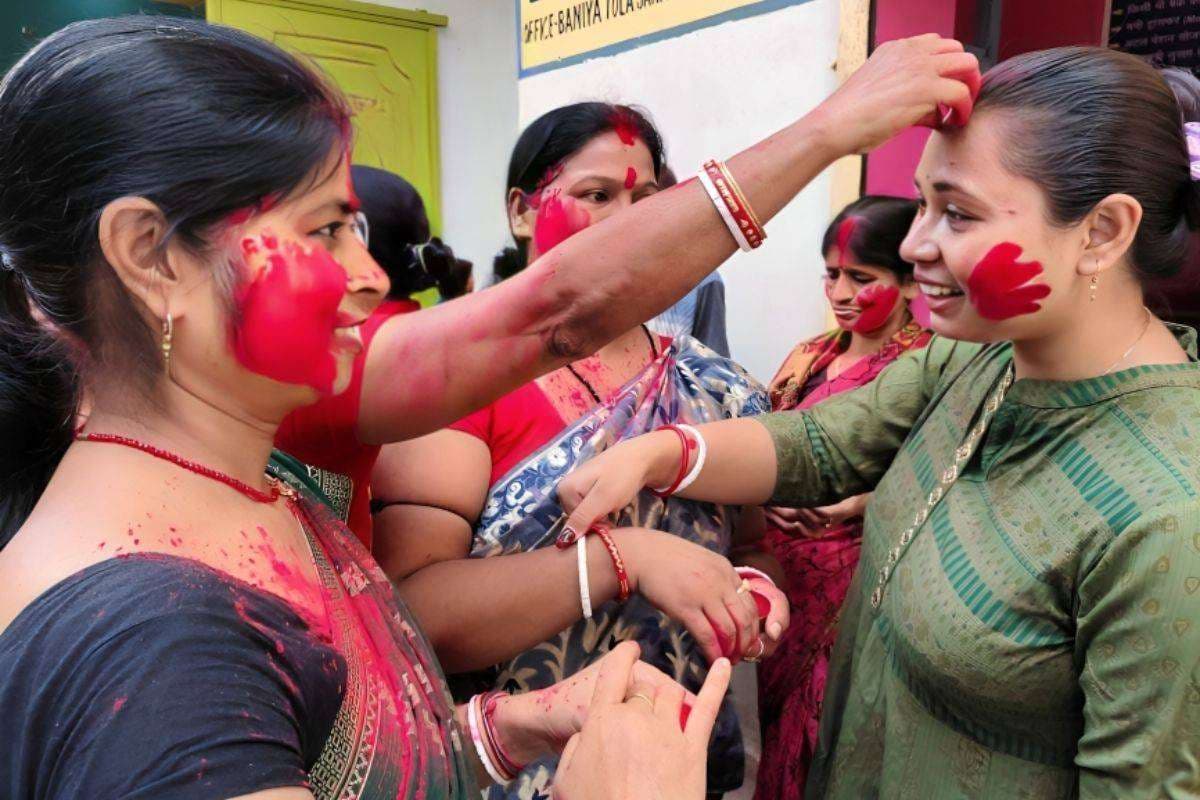 Sindoor Khela in Patna Durga Puja: सिंदूर की लाली में बसी विदाई की वेदना, पटना में बंगाली महिलाओं ने निभाई परंपरा