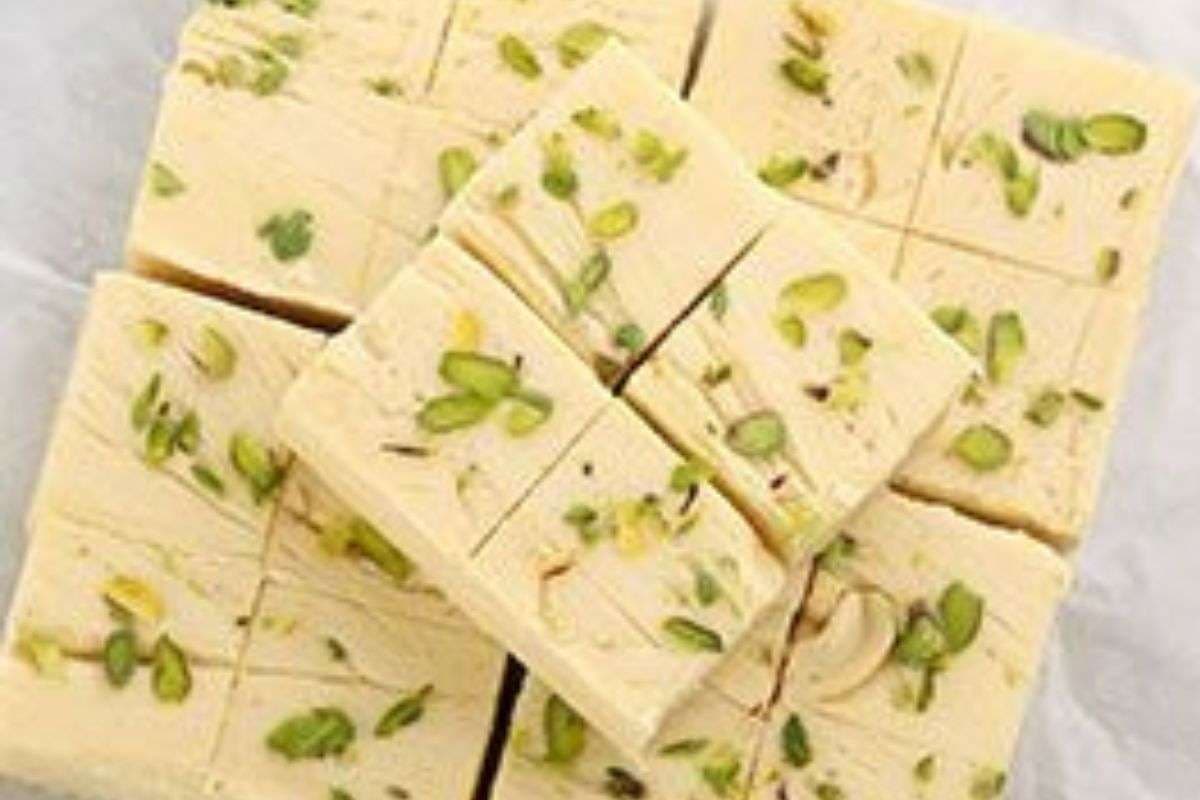 Soan Papdi Recipe: मिनटों में सीखें हलवाई स्टाइल सोनपापड़ी बनाने का आसान तरीका