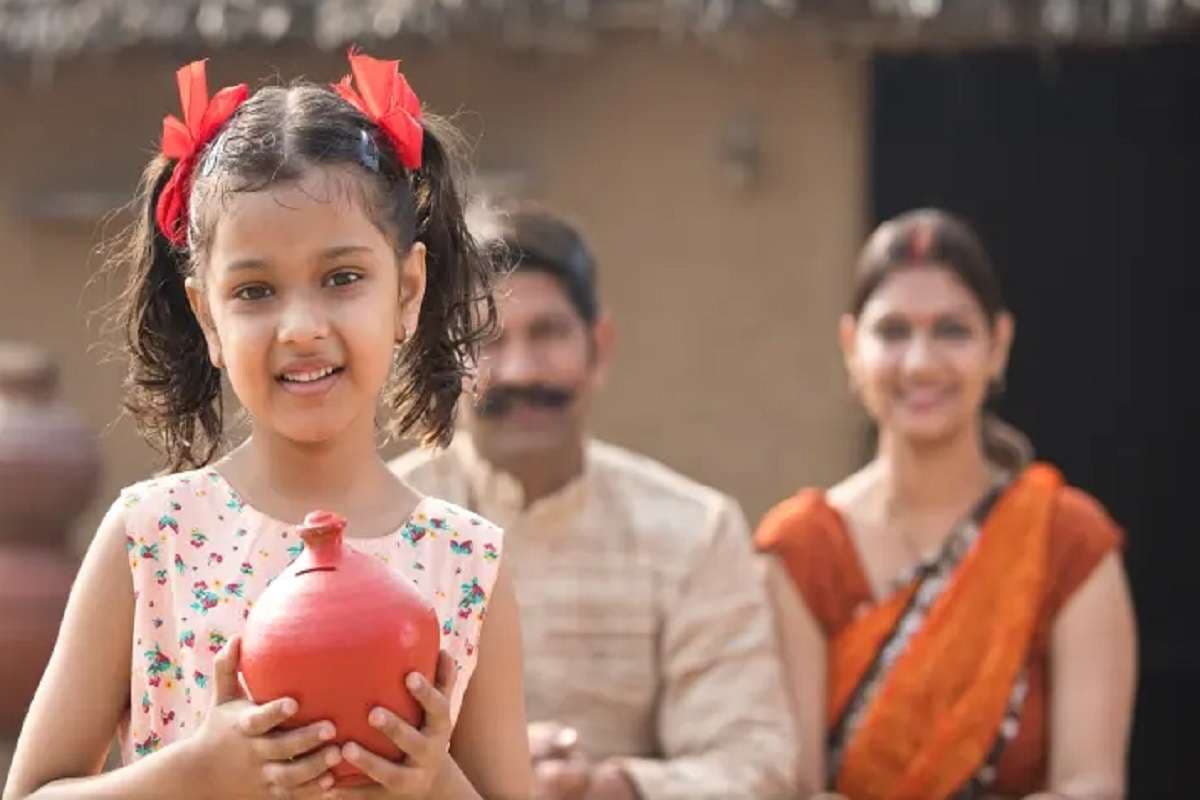 रिटर्न देने में पीपीएफ को टक्कर दे रही सुकन्या समृद्धि योजना, सेविंग्स स्कीम्स में टॉप पर