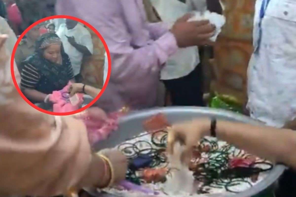 Viral Video : इस मंदिर में पूजा के बाद प्रसाद में बांटा जाता है पैसा, देखें वीडियो