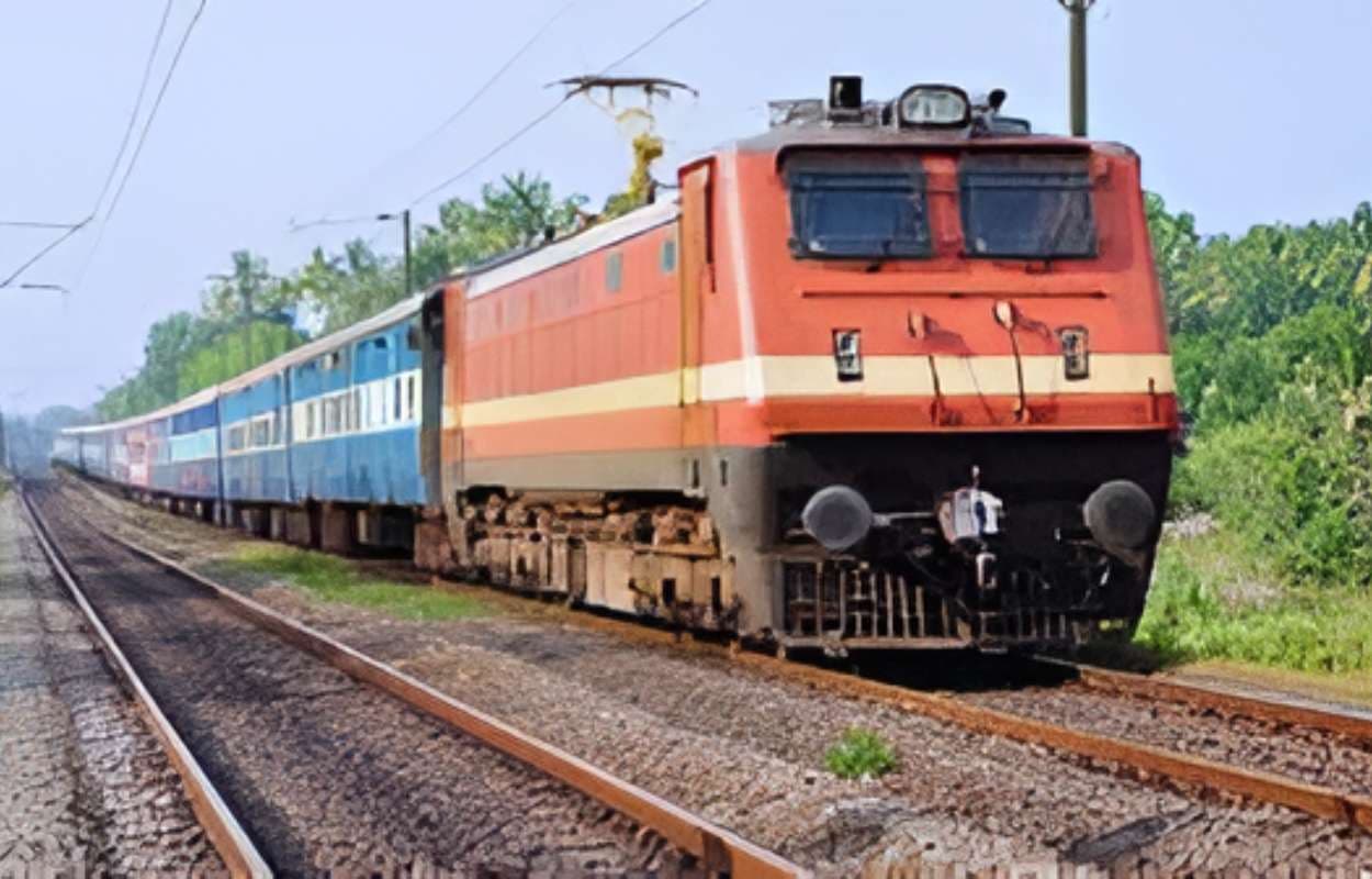 Train Cancelled List: ट्रेन से सफर करने वाले हो जाएं सावधान, रेलवे ने 18 ट्रेनों का रूट बदला
