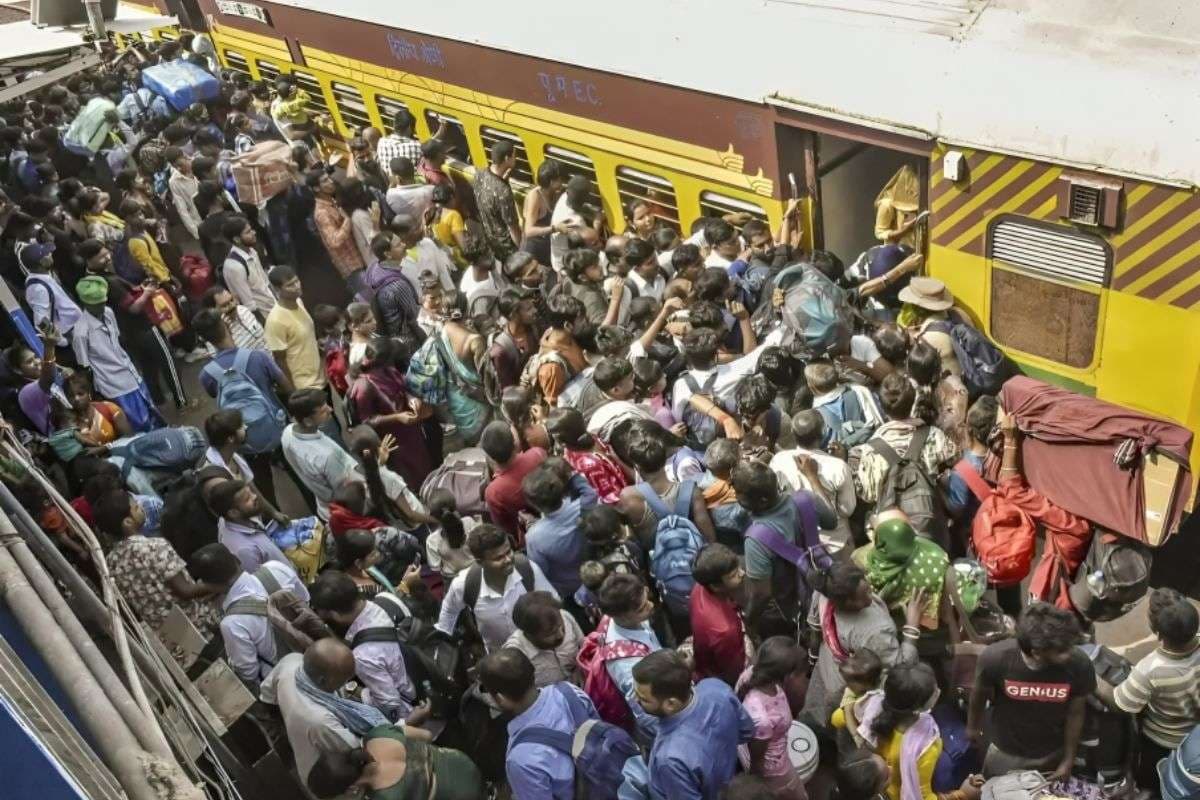 Train Rush After Chhath Puja: छठ के बाद,पटना जंक्शन पर उमड़ा जनसैलाब, पार्सल बोगी तक में घुसे यात्री