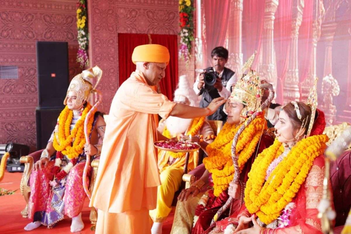 Ayodhya Deepotsav 2025: पुष्पक विमान में राम-सीता और लक्ष्मण, सीएम योगी ने खींचा रथ, देखें Video