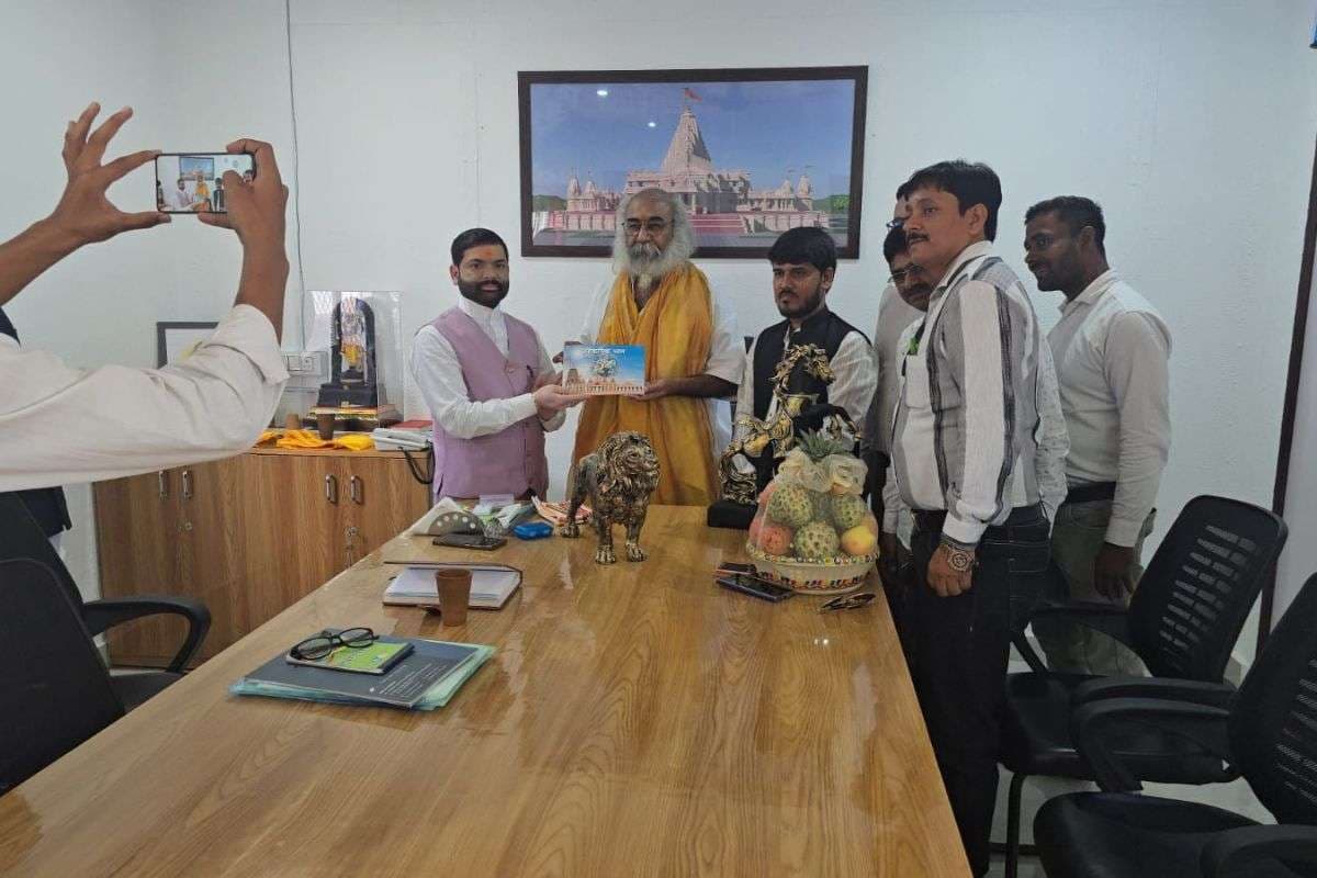 UP News: साढ़े पांच एकड़ में बन रहे कल्कि धाम को देखने पहुंचे डॉ. सुनील वर्मा, पीठाधीश्वर ने किया अभिनंदन