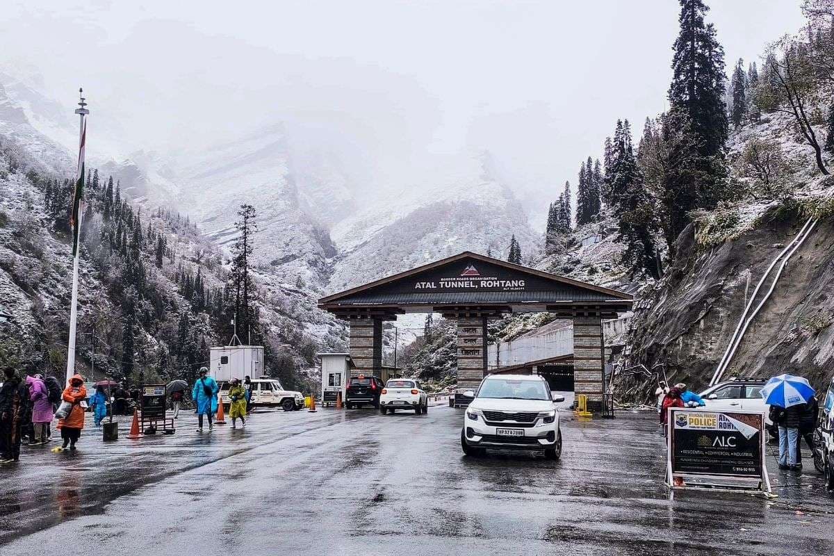 Weather Forecast: भीषण बारिश के बाद अब सर्दी की दस्तक, पहाड़ों में सीजन की पहली बर्फबारी, जानें आगे कैसा रहेगा मौसम