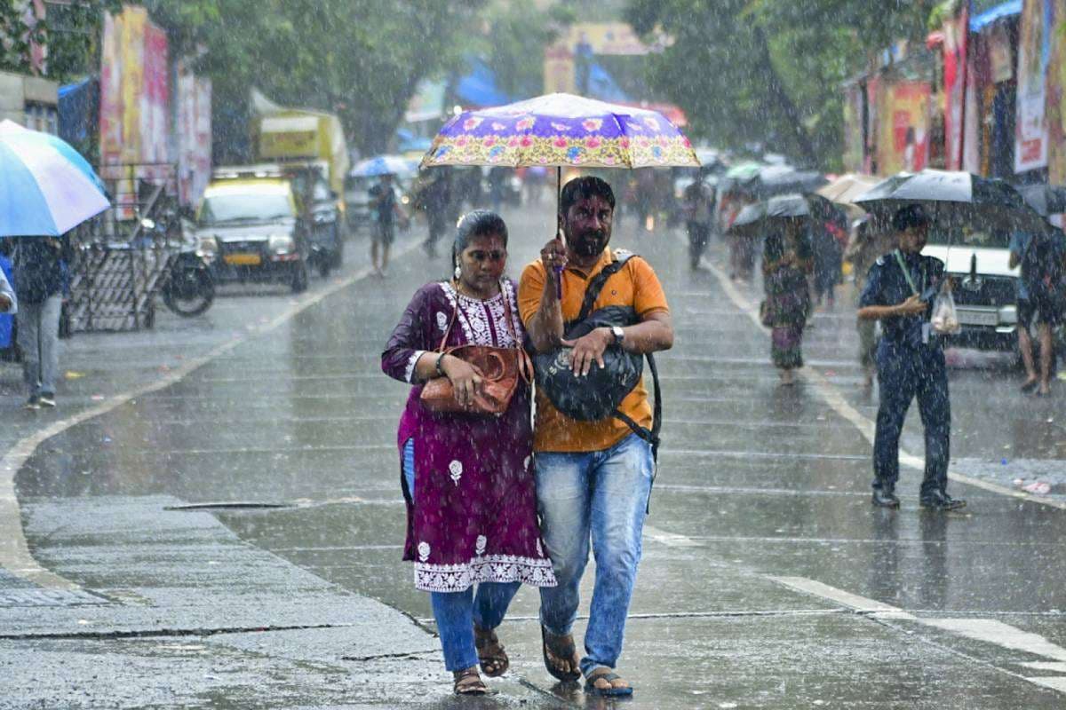 Aaj ka Mausam : दशहरे के दिन इन राज्यों में भारी बारिश के आसार, 7 अक्टूबर तक जमकर बरसेंगे बादल