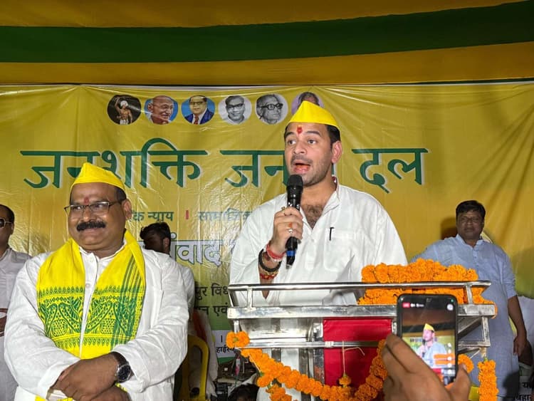 Bihar Elections 2025: अकेले नहीं हैं तेज प्रताप, नामांकन पर मिला बहन का साथ