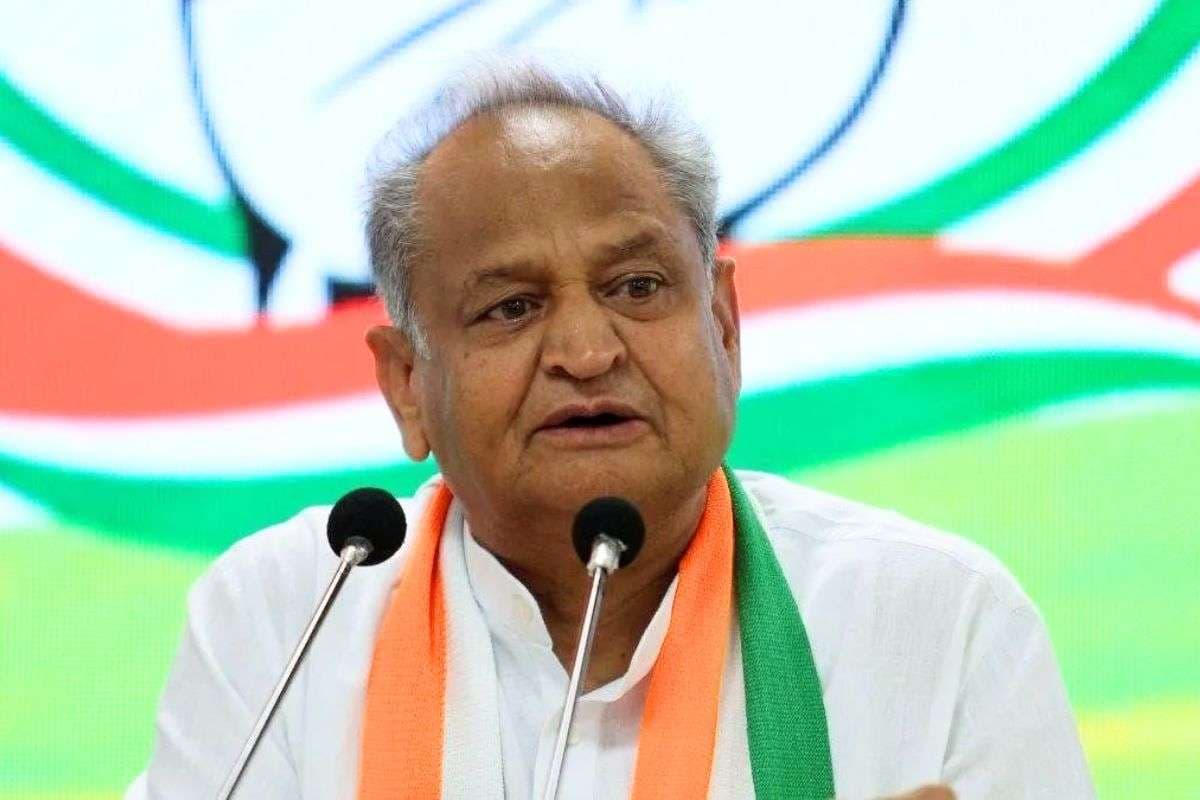 सीट बंटवारे की गुत्थी सुलझाने पटना पहुंचे गहलोत, बोले- महागठबंधन के कुछ नेताओं ने उत्साह में नॉमिनेशन किया