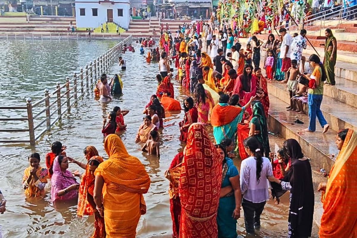 Chhath Puja 2025: बिहार के गंगा घाटों पर उमड़ा श्रद्धालुओं का सैलाब, नहाय-खाय के साथ शुरू हुआ छठ महापर्व