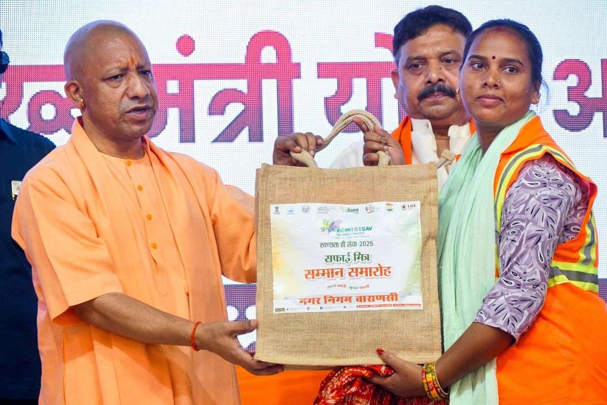 सफाईकर्मियों के खिले चेहरे, सीएम योगी ने किया ऐलान-  खाते में आएंगे 16 से 20 हजार रुपये, मिलेगी आयुष्मान कार्ड की सुविधा