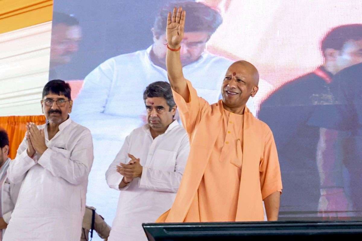 CM Yogi: शांति और सौहार्द के लिए सनातन धर्म में लेना पड़ेगा शरण, बोले सीएम योगी- संस्कृत को बनाना होगा माध्यम