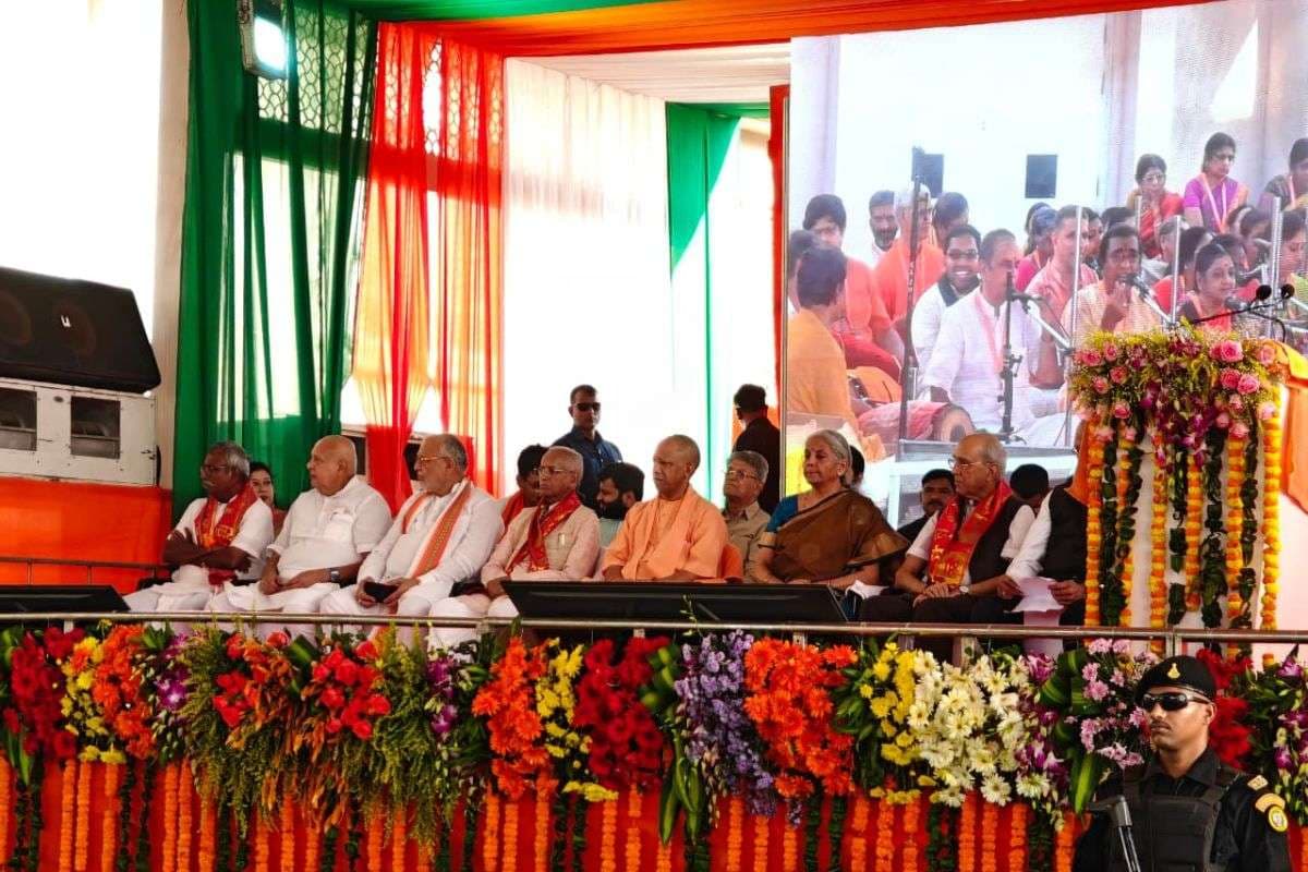UP News: अयोध्या में दक्षिण की भक्ति लहरें, केंद्रीय मंत्री निर्मला सीतारमण और सीएम योगी ने तीन संतों की मूर्तियों का किया अनावरण