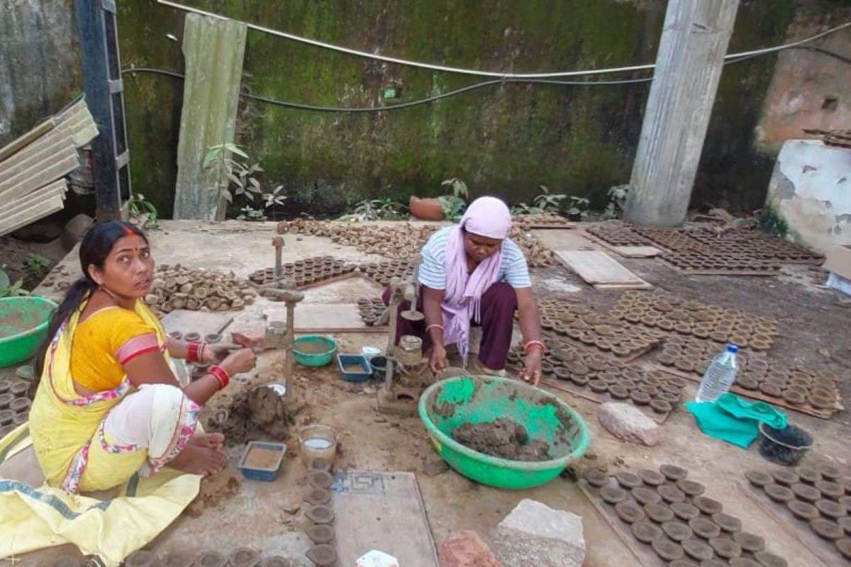 Diwali 2025: रांची से बनारस तक जगमगाएंगे गोबर से बने दीये, अस्सी घाट से लेकर फिरायालाल चौक तक फैलेगी रोशनी