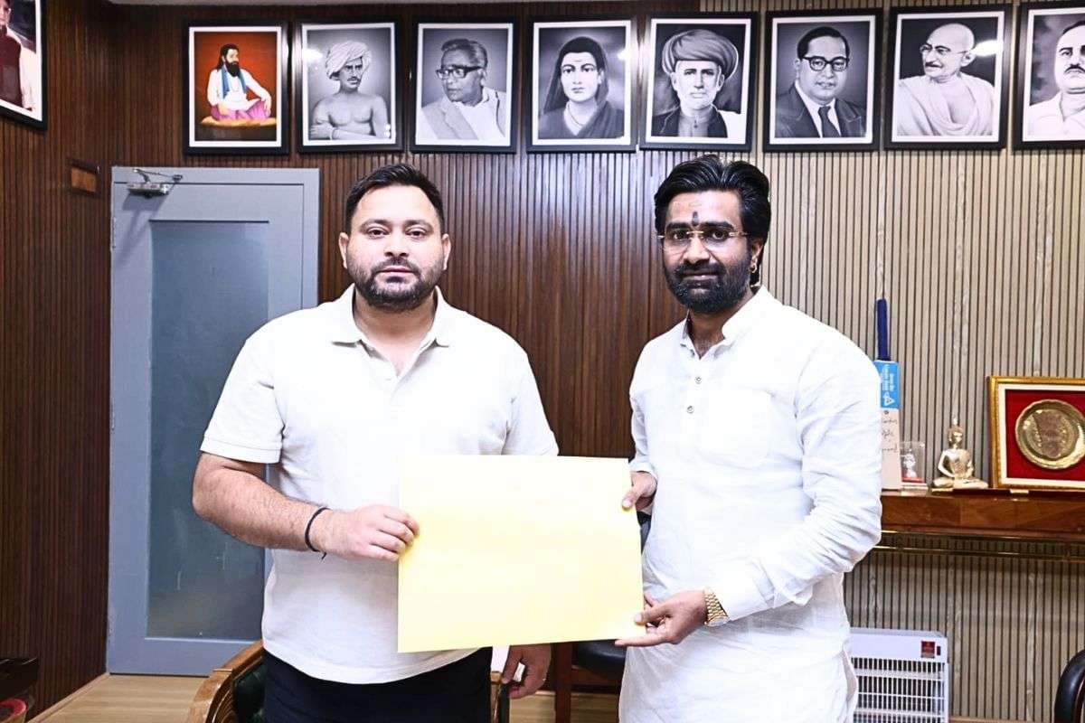 Bihar Election 2025: बिहार में राजद प्रत्याशी के घर छापेमारी, हत्या के आरोपी को पकड़कर ले गई पुलिस