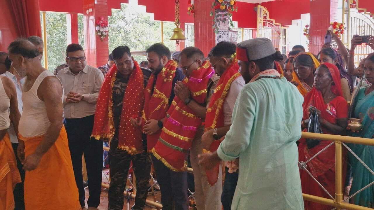 Giridih News: डीसी-एसपी ने किा पूजा पंडालों का निरीक्षण, आयोजन संबंधी ली गयी जानकारी