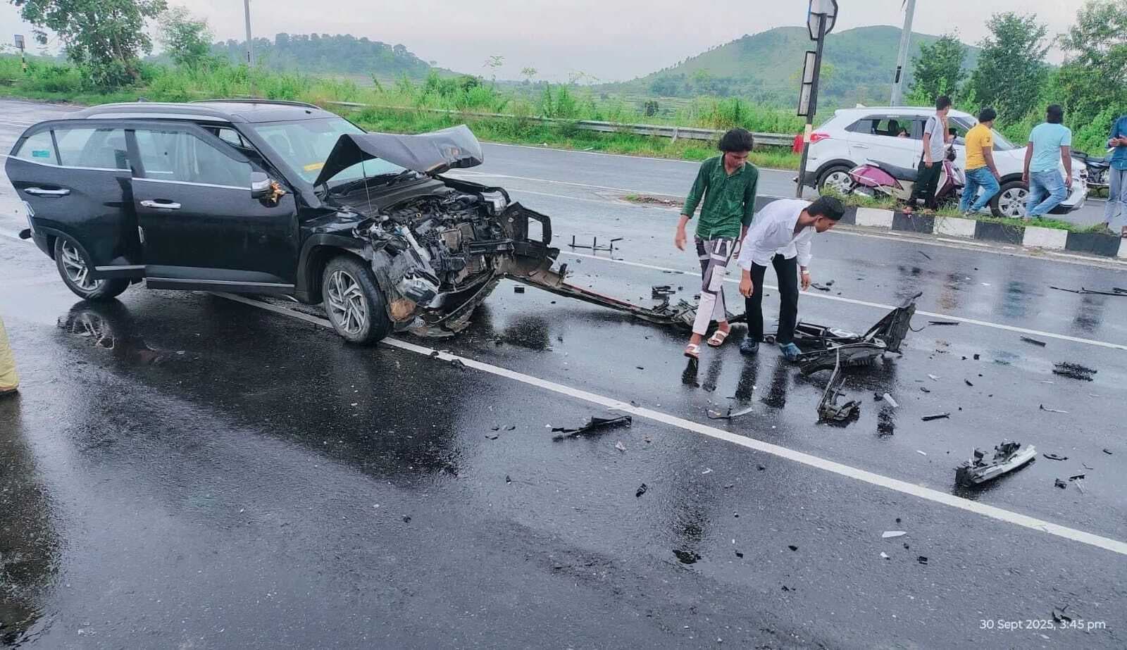 Giridih News: चलती ट्रक को कार ने पीछे से मारा धक्का, दो घायल