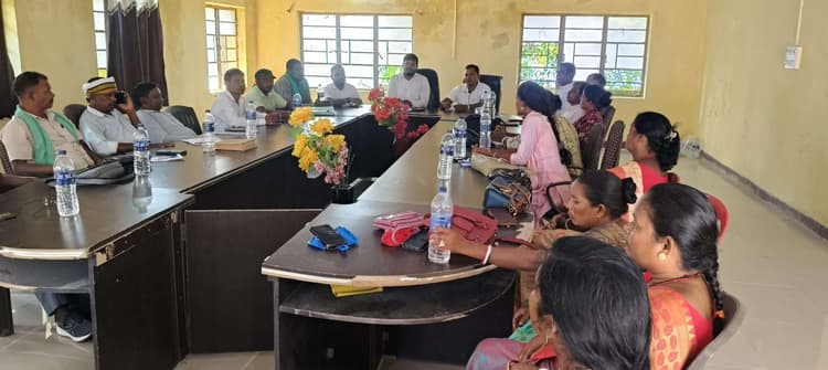 Chaibasa News : सारंडा को वन्यजीव अभ्यारण्य घोषित करने का विरोध करेगा मुखिया संघ