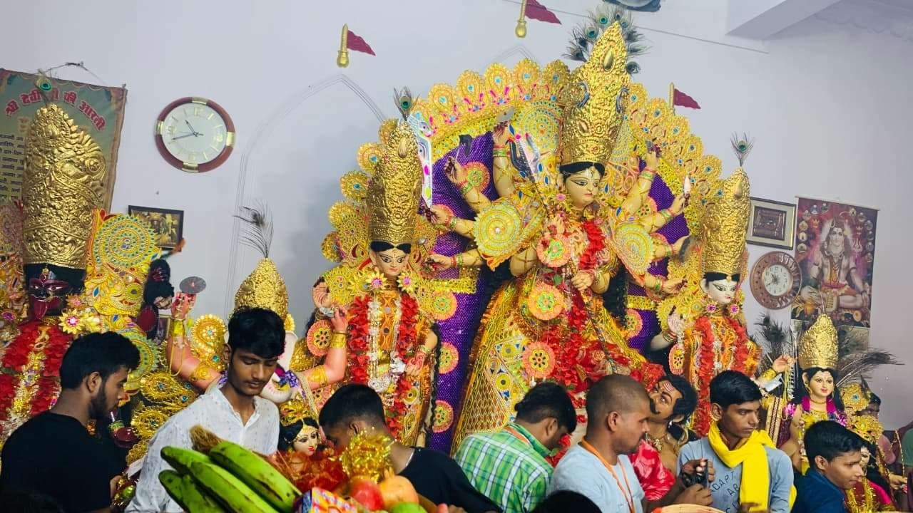 महाष्टमी पर सुहागिनों ने मां दुर्गा को चढ़ाया डलिया, प्रतिमा दर्शन को उमड़ी भीड़