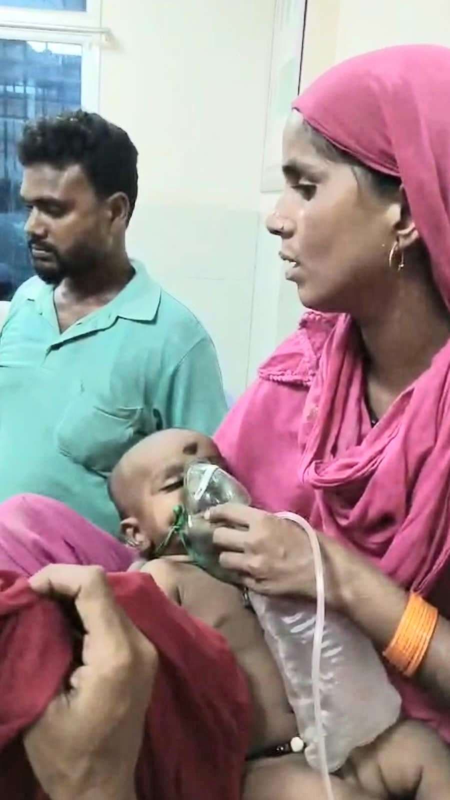 मासूम के गले में फंसी मछली को निकाला