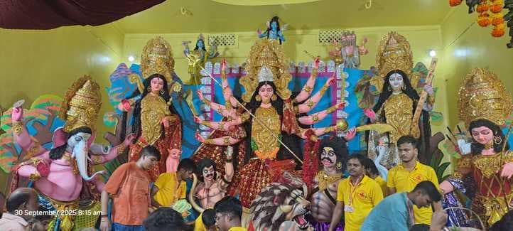 दुर्गापूजा के दौरान श्रद्धालुओं की सेवा में जुटे स्वयंसेवक और बाउंसर