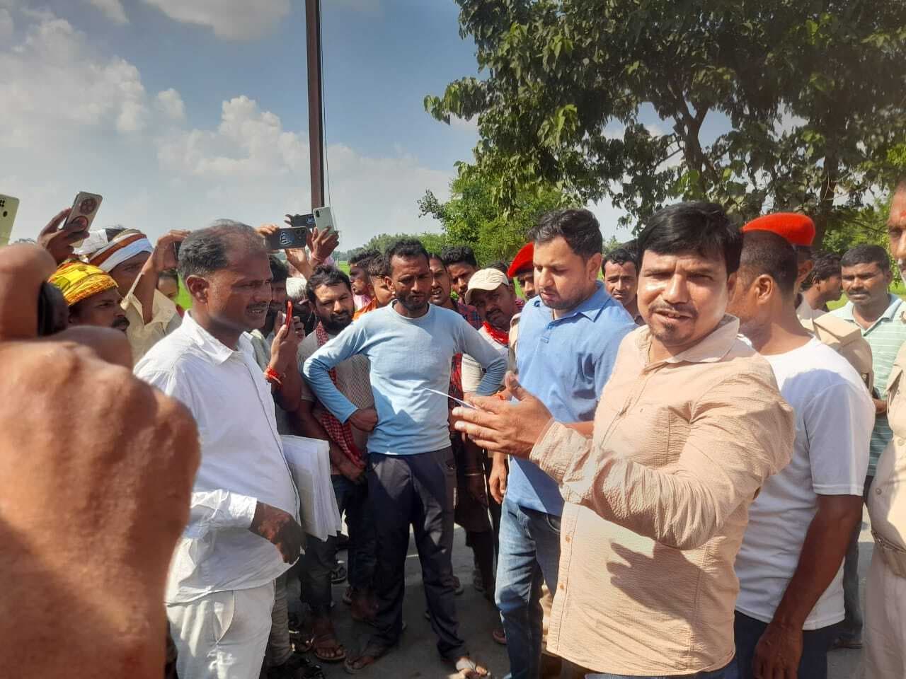 सड़क निर्माण शुरू नहीं होने से भड़के ग्रामीण, किया रोड जाम