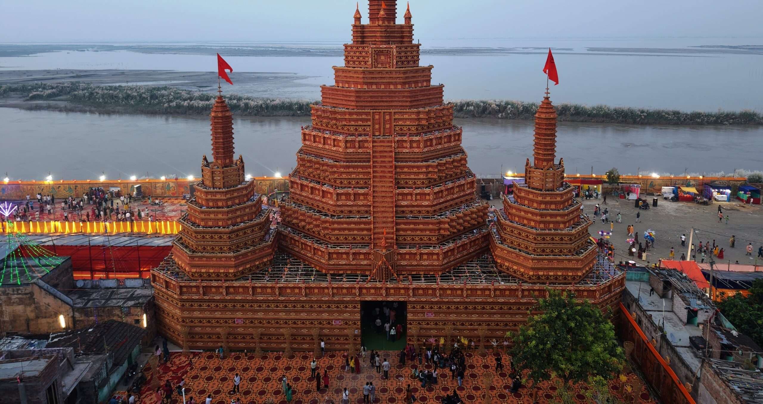 थाईलैंड के अरुण मंदिर की तर्ज पर बना पूजा पंडाल बना आकर्षण का केंद्र