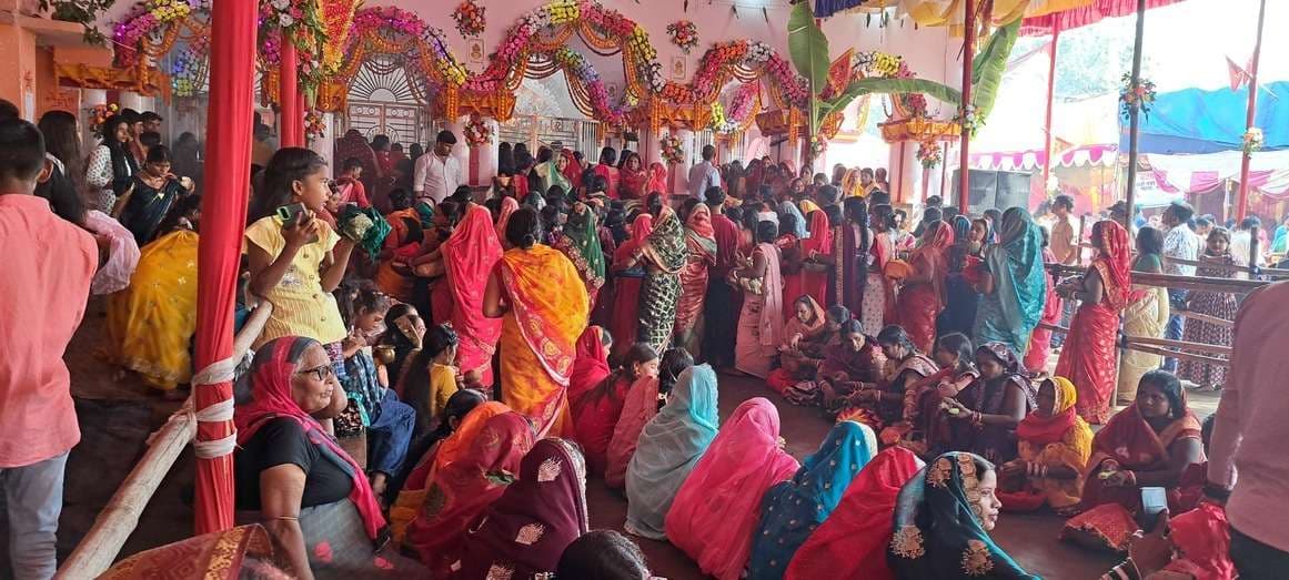 मेहरमा के दुर्गा मंदिरों में महाअष्टमी पर श्रद्धालुओं की जुटी भीड़