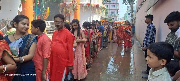 महिलाओं ने डलिया चढ़ाकर की मां महागौरी से सुख-समृद्धि की कामना