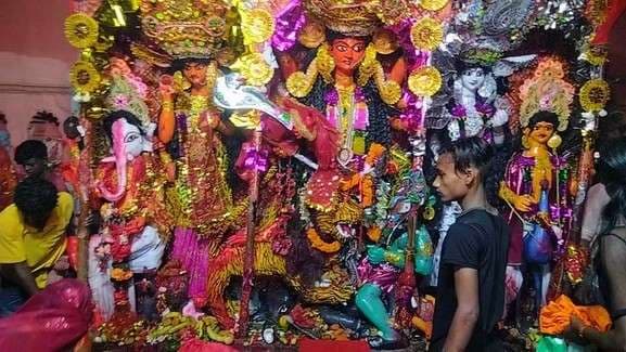 महाअष्टमी पर महिलाओं ने मां दुर्गा को चढ़ाया डलिया