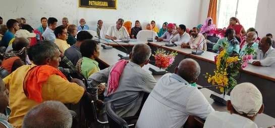 ग्रामीणों ने सर्विस पथ की मांग को लेकर रोका निर्माण कार्य