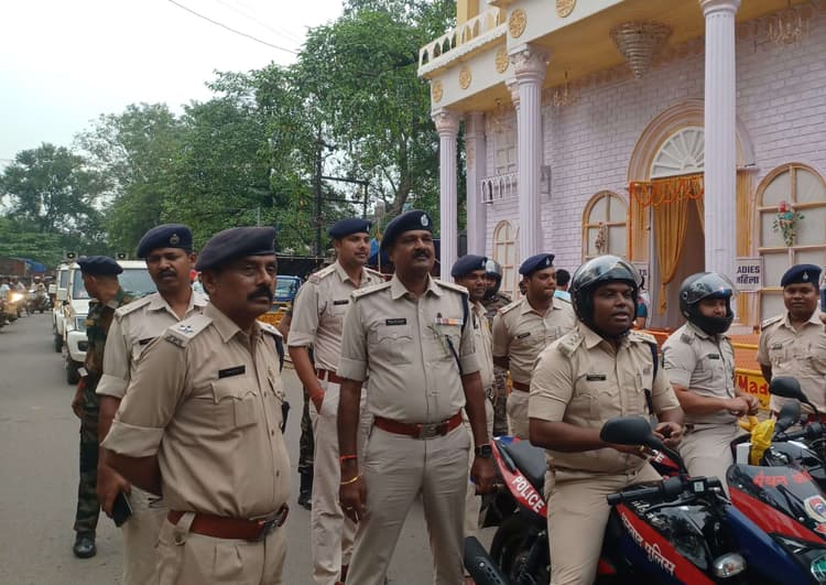 Dhanbad News : निरसा पुलिस अनुमंडल में निकाला गया फ्लैग मार्च