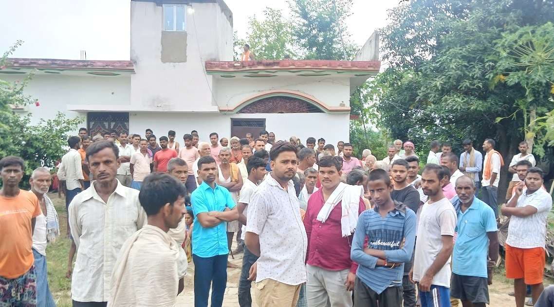 चोरी का विरोध करने पर अपराधियों ने घर  की मालकिन की चाकू गोद कर की हत्या