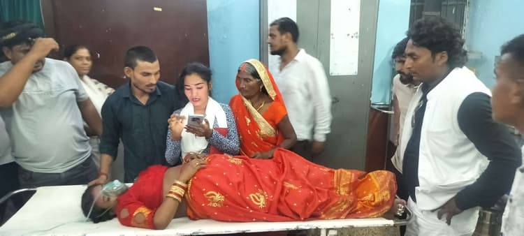 बाइक व इ-रिक्शे की टक्कर में महिला घायल, रेफर