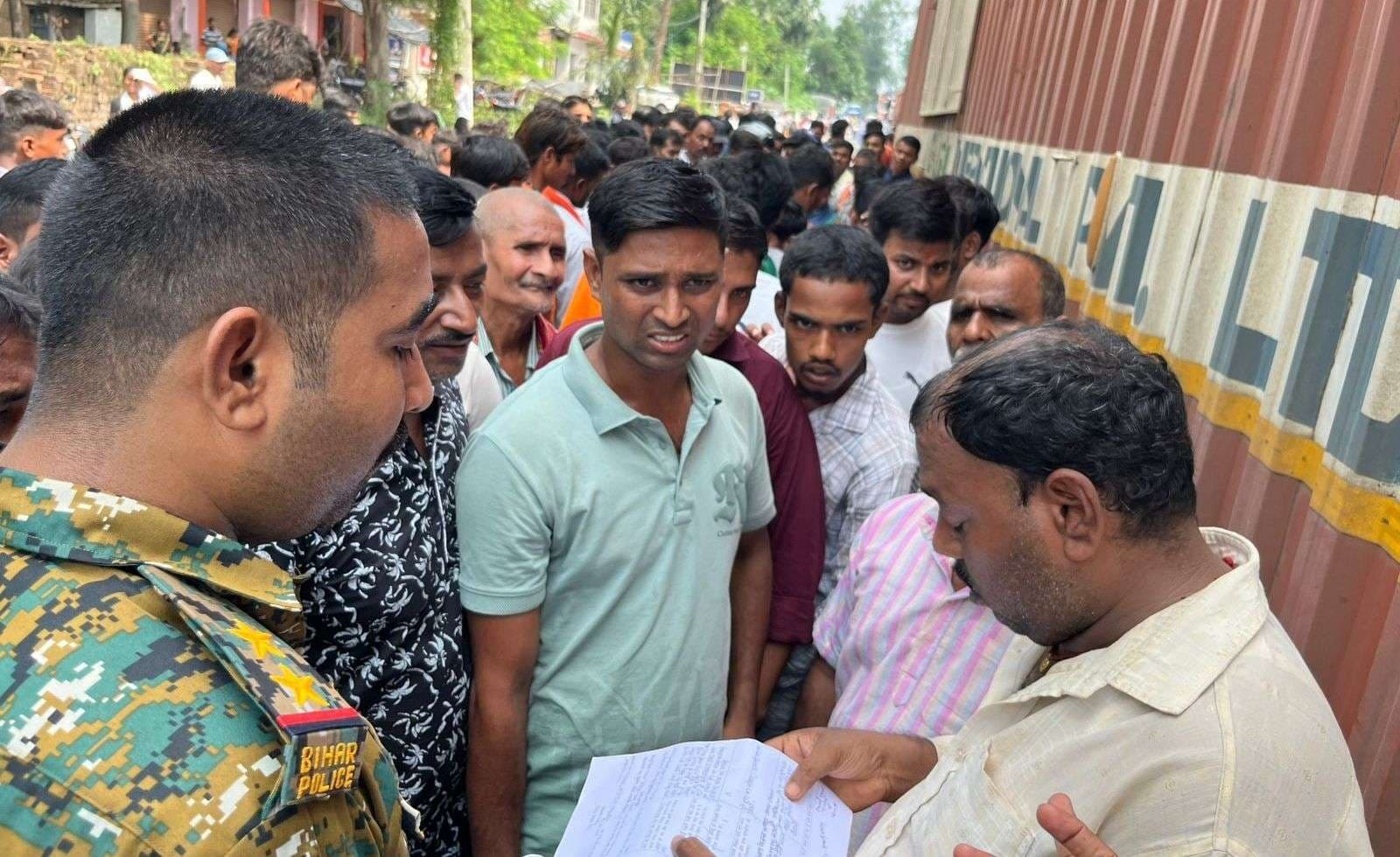 मामा के घर जा रहे भांजे की कंटेनर से कुचलकर मौत