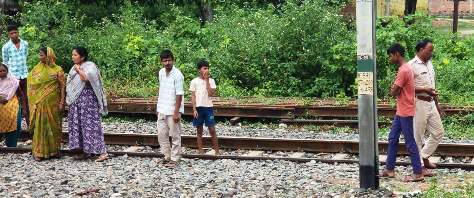 ट्रेन से गिरकर युवक की मौत