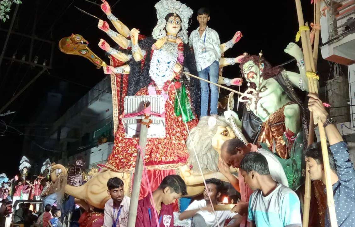 मां दुर्गा की प्रतिमाओं का हुआ विसर्जन, निकाली गयी शोभायात्रा
