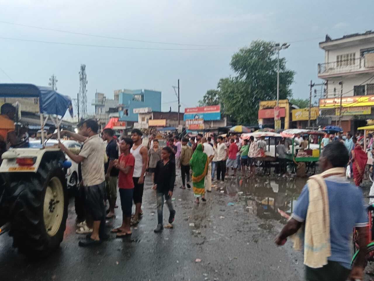 बारिश से दुकानें हुईं जलमग्न, विरोध में किया प्रदर्शन