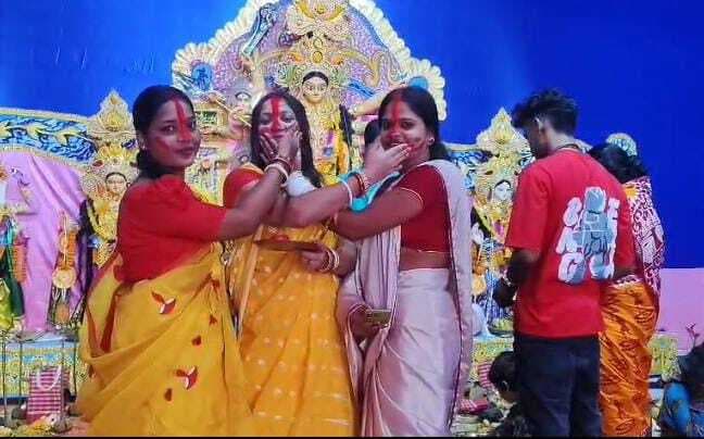 विजयादशमी पर ढोल-नगाड़े के साथ निकली विसर्जन यात्रा