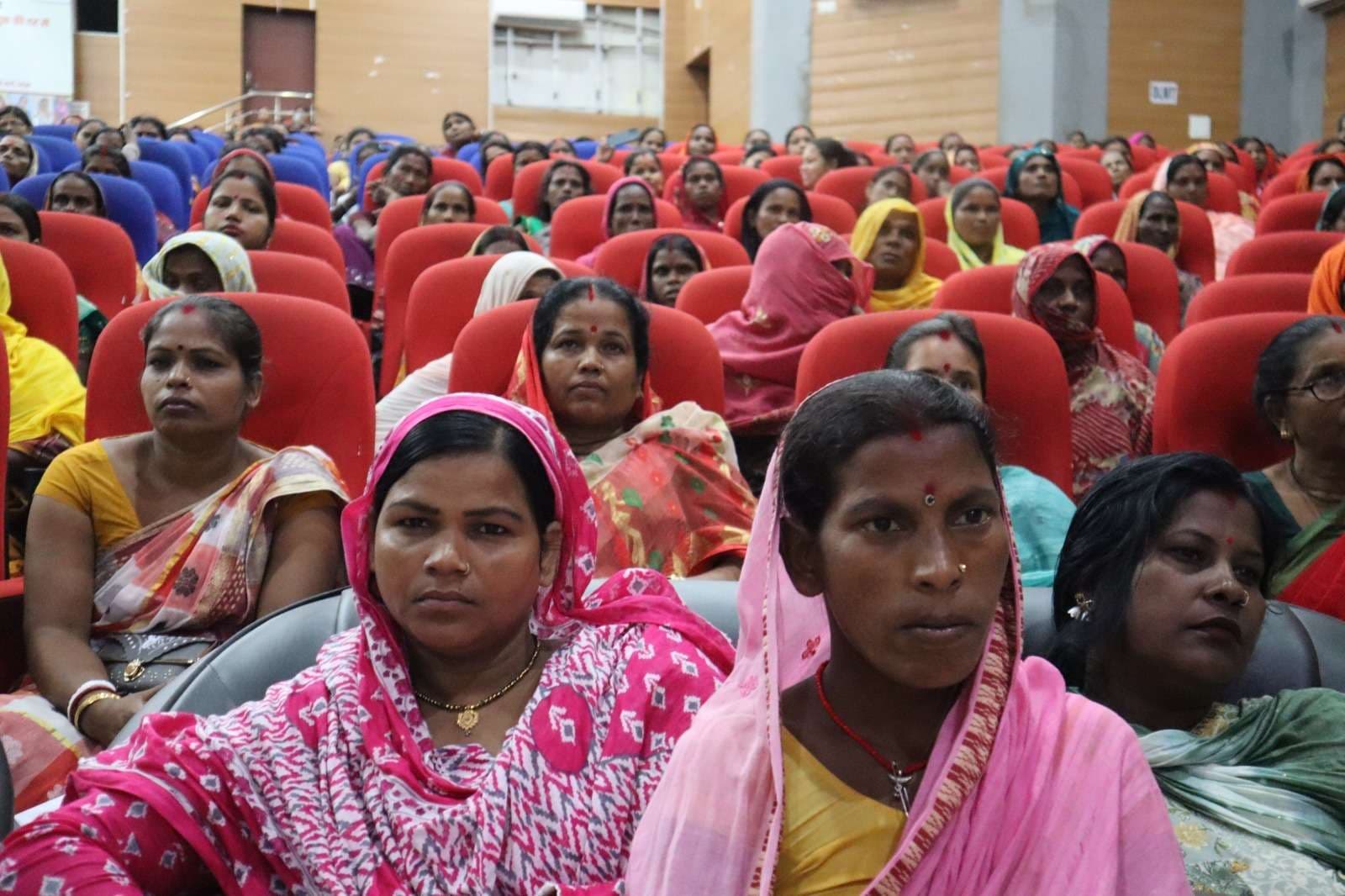 स्वरोजगार के लिए महिलाओं को मिले 10-10 हजार रुपये