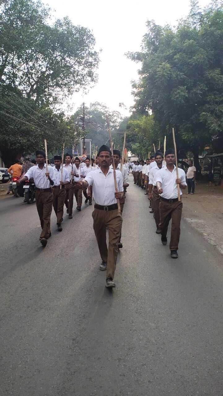 आरएसएस शताब्दी वर्ष पर किया पथ संचलन व शस्त्र पूजन