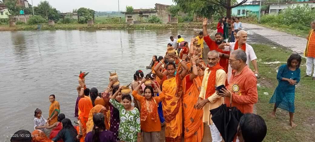 पूजा समितियों ने कलश का किया विसर्जन