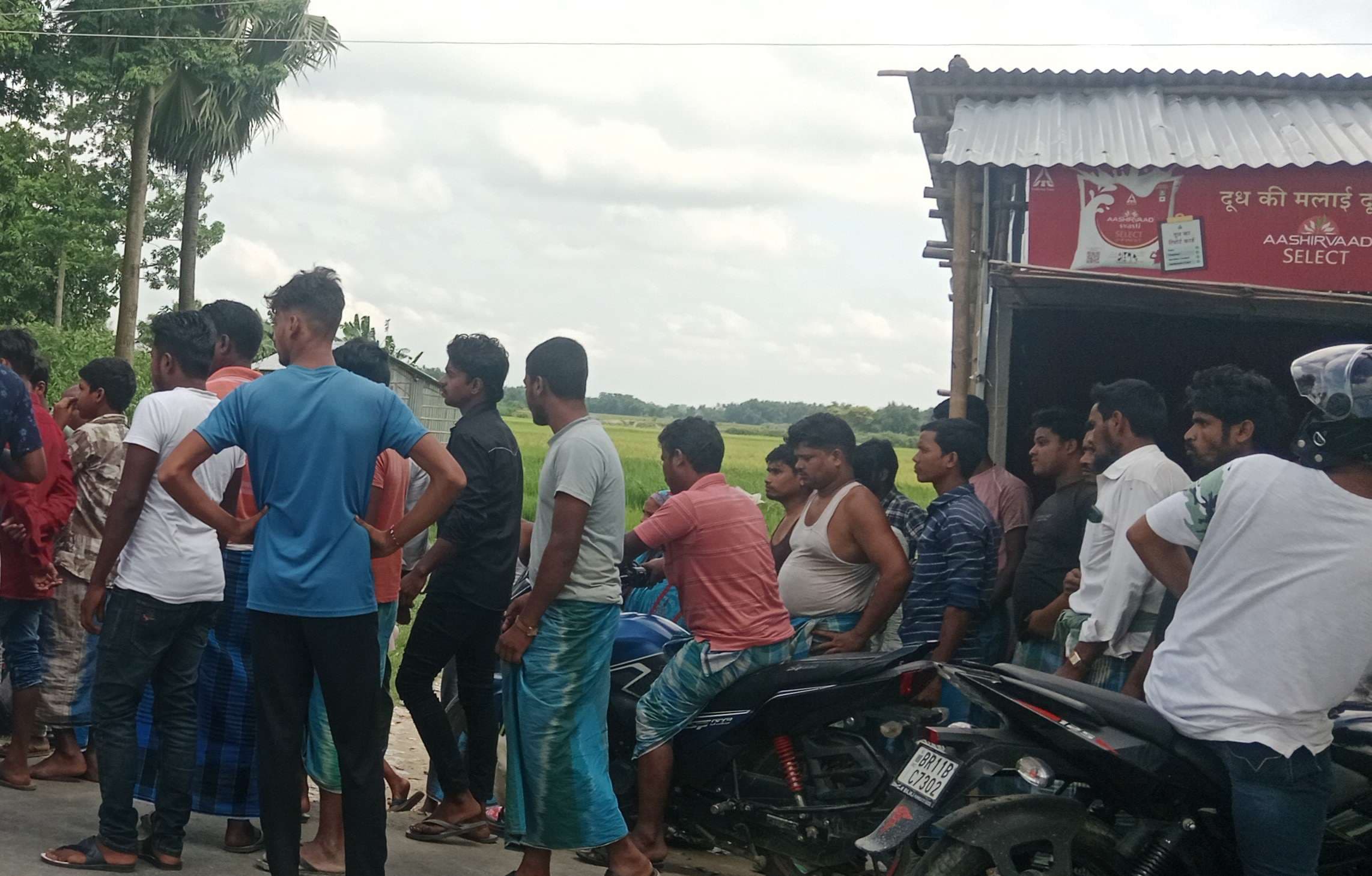 दो बाइक की टक्कर में चालक व दो बच्चे गंभीर रूप से घायल