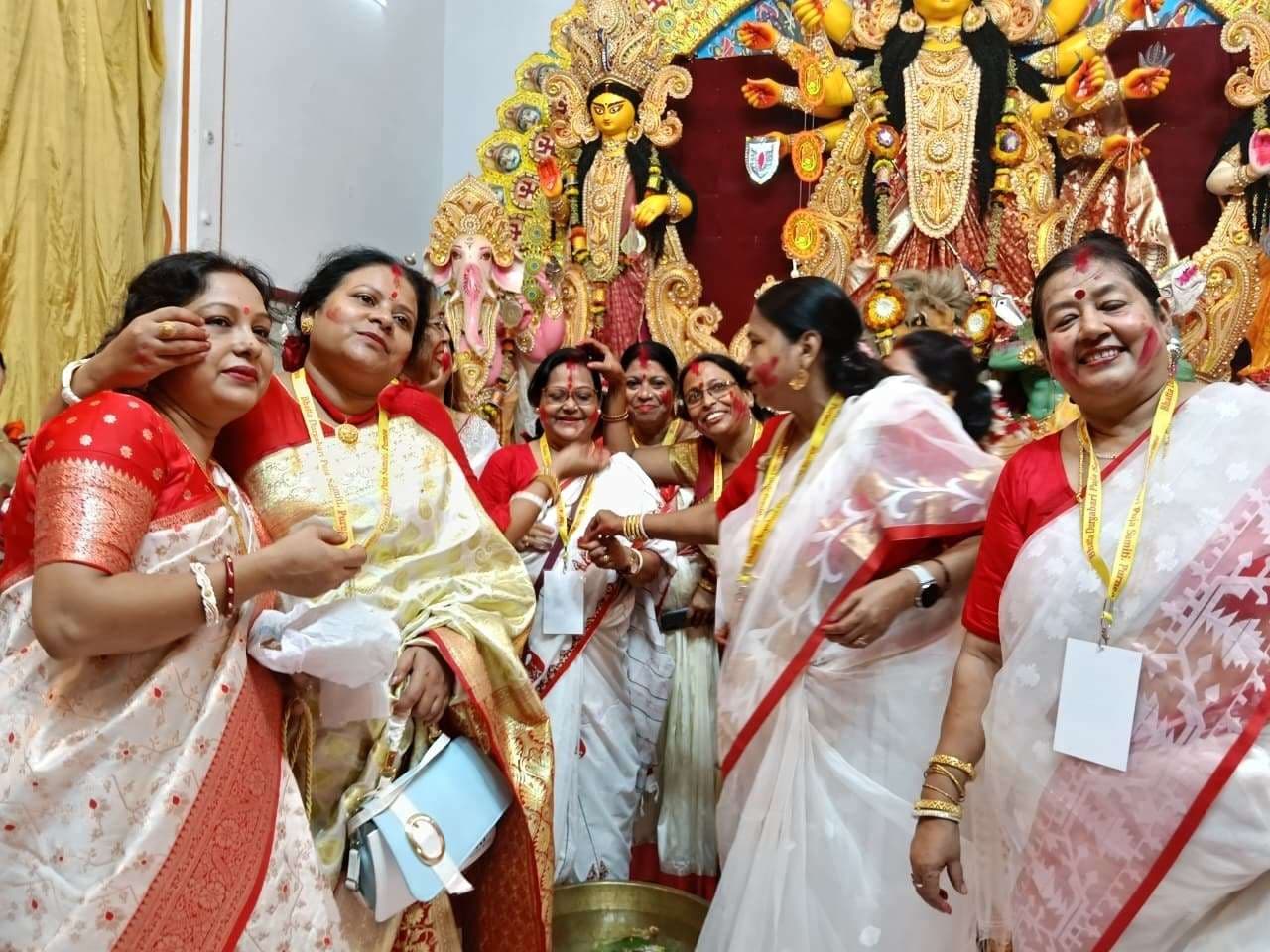 बंगाली समाज की महिलाओं ने सिंदूर की होली खेलकर दी मां को दी विदाई