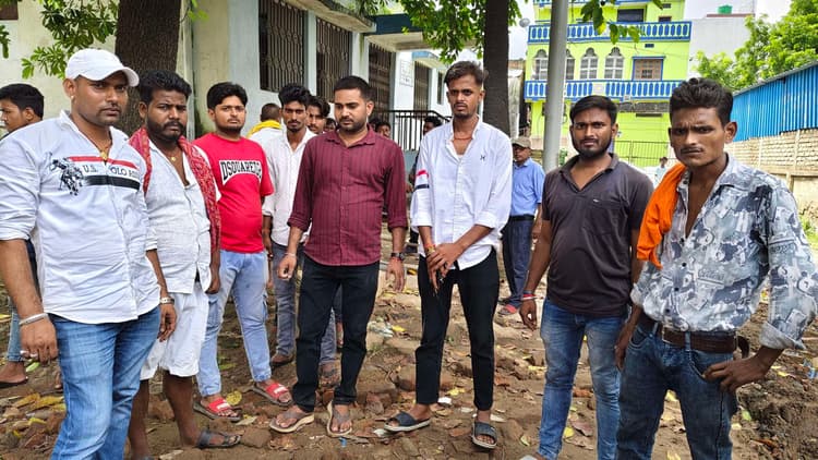 जगदीशपुर में मेला घूमकर घर लौट रहे दो दोस्तों को अज्ञात वाहन ने रौंदा, एक की मौत