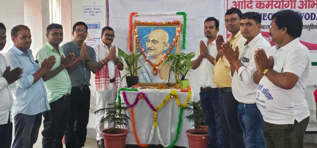 बीडीओ ने महात्मा गांधी की प्रतिमा पर किया माल्यार्पण