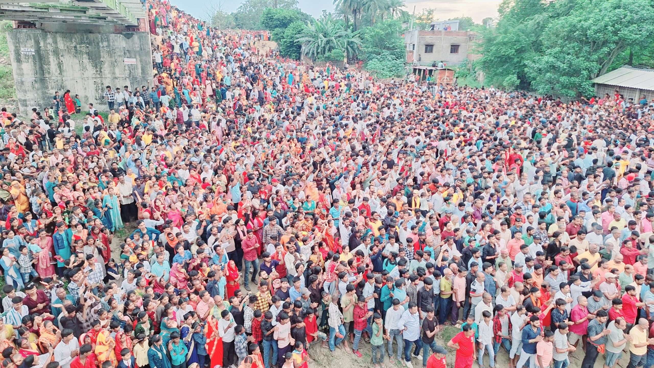 कंधे के सहारे हुआ प्रतिमा विसर्जन, बड़ी संख्या में श्रद्धालु बने साक्षी