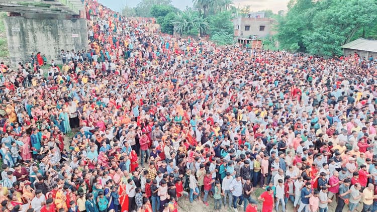 कंधे के सहारे हुआ प्रतिमा विसर्जन, बड़ी संख्या में श्रद्धालु बने साक्षी