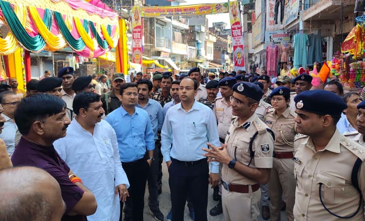 डीएम व एसएसपी पहुंचे गुरुआ, घटना की ली जानकारी