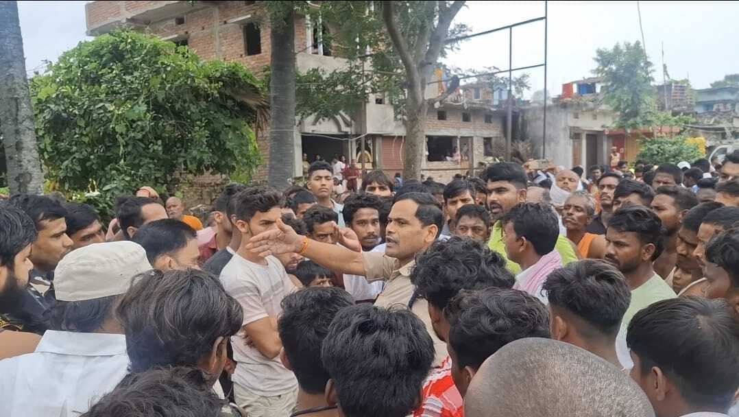 hajipur news. करेंट की चपेट में आने से युवक की मौत, विरोध में जाम की सड़क