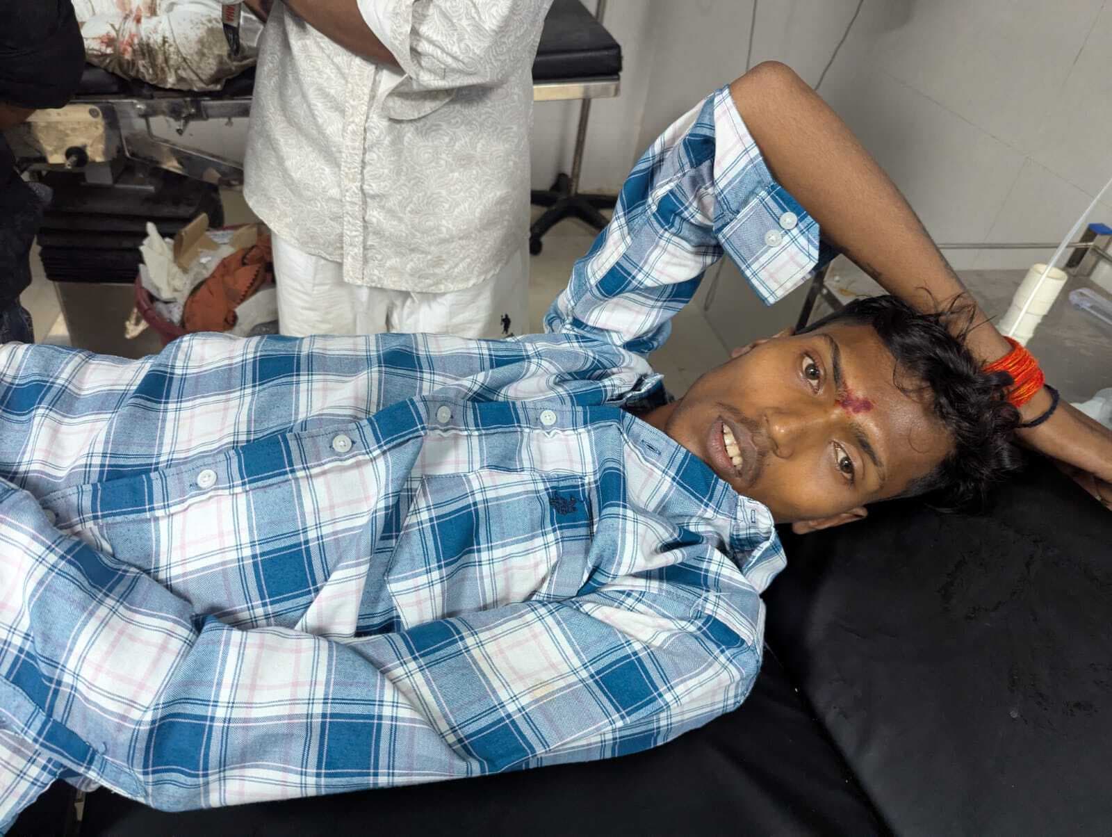 हथियारबंद बदमाश ने पूजा पंडाल के पास बैठे युवक को मारी गोली